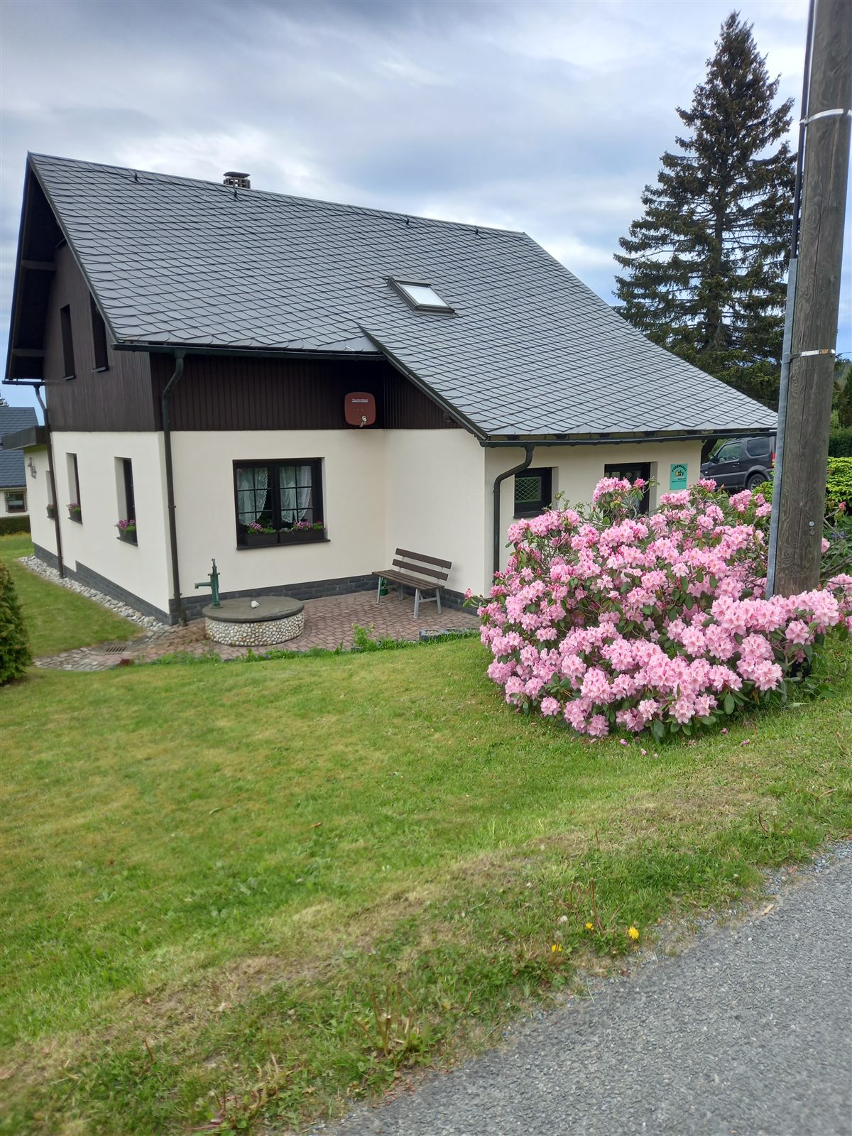 Das Haus mit blühendem Rhododendron